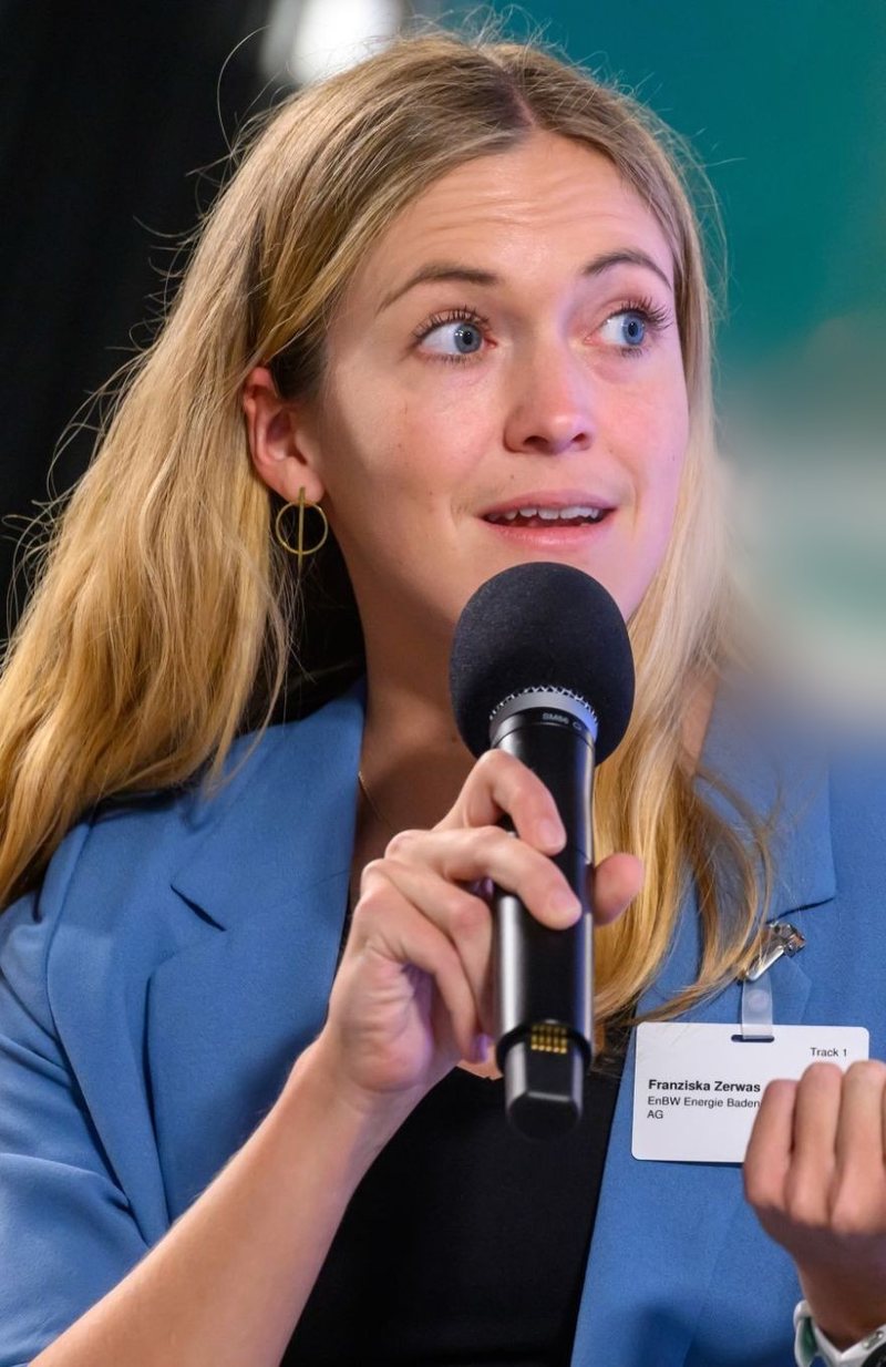 Franziska Zerwas spricht als Speakerin auf einer Konferenz